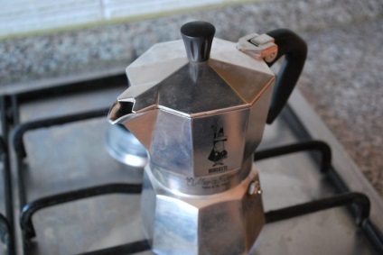 Főzni otthon olasz kávét útmutatást használatát mokka kávéfőző képekben