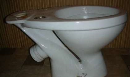 Hogyan kell rögzíteni a szivárgás a WC kezével