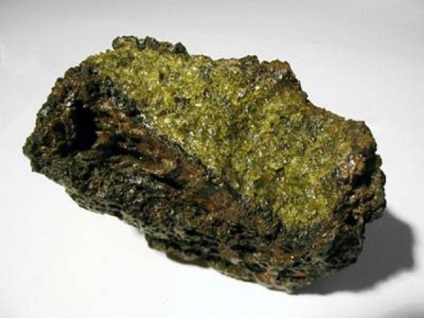 Olivin kőzet jellemzése és alkalmazása, az orvosi és mágikus tulajdonságait, a fő termelési területeken és (olivin kő fotó) Olivin kőzet jellemzése és alkalmazása, az orvosi és mágikus tulajdonságait, a főbb termelő területek és