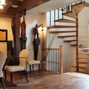 Gyönyörű fa lépcsőház tájház különböző formák és minták