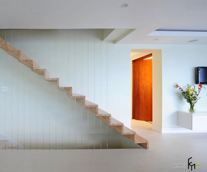 Gyönyörű fa lépcsőház tájház különböző formák és minták