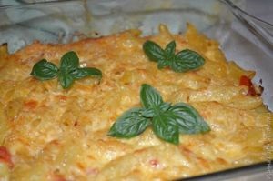 Makaróni gratin sajttal és paradicsom (makaróni csőben) Makaróni rakott paradicsommal és sajttal