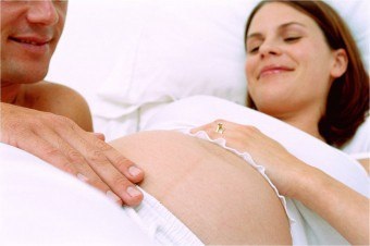 Masszírozza a gát előkészítő szülés (baby megjelenése fény) Masszírozza a gát előkészítése a szülésre