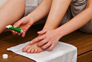 A kenőcs a gomba a kezében, hogy mit kell választani, és hogyan kell alkalmazni (kenőcs) A kenőcs a gomba a kezében, hogy mit kell választani, és hogyan kell alkalmazni