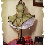 Mini manöken készült ruhát kezével - egy kaleidoszkóp dekoráció