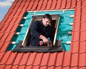Szerelése tetőablakok fém tetőfedő munka érdekében