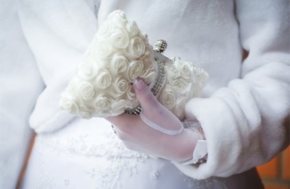Azt, hogy egy menyasszony kézitáska szükség a téli esküvő