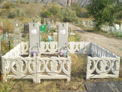 Kerítések a temetőben a kezüket rajz