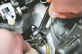 Opel Astra H pumpáló hidraulikus hajtás tengelykapcsoló Opel Astra n használati eltávolítási egység (lekapcsolás) Opel Astra H pumpáló hidraulikus hajtás tengelykapcsoló Opel Astra n utasítást eltávolítása növény