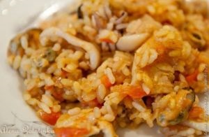 Paella csirkével és a tenger gyümölcsei