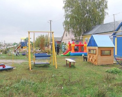 Az első játszótér a falu épített saját kezével, hogy le kell bontani