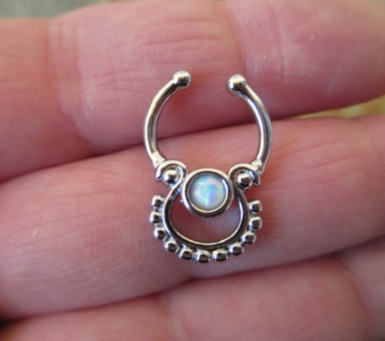 Piercing gubanc az orr, a nyelv, ajak (szúró gubanc a köldök) Piercing gubanc az orr, nyelv, ajak