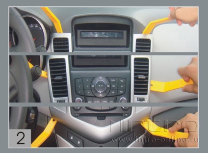 Lépésről lépésre telepítésére vonatkozó utasításokat a fej egységet Chevrolet Cruze (2009 - 2 012) - intro (Csavarja ki a csavarokat) Lépésről lépésre telepítésére vonatkozó utasításokat a fej egységet Chevrolet Cruze (2009 - 2 012) - intro