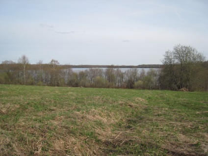 Földterület a parton, valamint a föld, ahol egy tó, előnyös, hogy vesz egy telek közel a víz (a föld) Földterület a parton, valamint a föld, ahol egy tó, előnyös, hogy vesz egy telek közel a víz