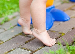 A gyermek sétál lábujjak miatt hibás beállítása a láb
