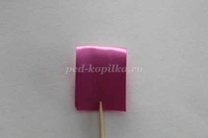 Gumi haját egy szatén szalag a kezeddel (szatén) Gumi haját egy szatén szalagokkal kezük