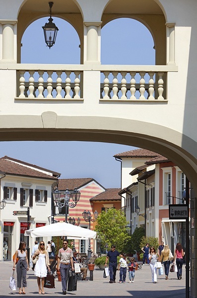 Serravalle Designer Outlet - Olaszország Orosz (további információkért Serravalle Outlet) Serravalle Designer Outlet - Olaszország Orosz