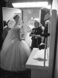 Varrni egy esküvői ruha a stúdióban az érvek és ellenérvek