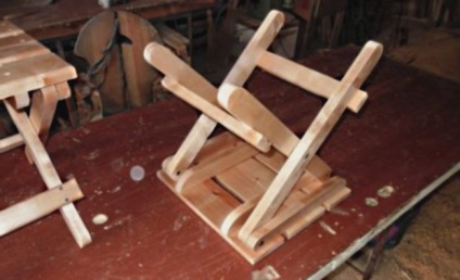 Összecsukható szék fából kezük