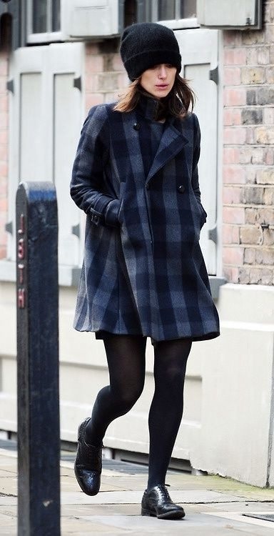 Stílus Kiry Naytli öltözve, mint egy brit színésznő, trendi-u