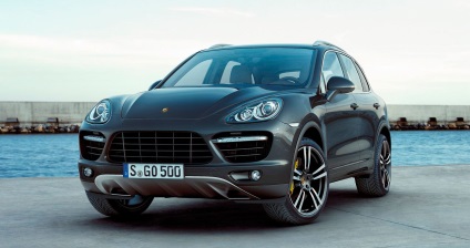 Test-meghajtó szuperautó Porsche Cayenne Turbo és BMW X5 m