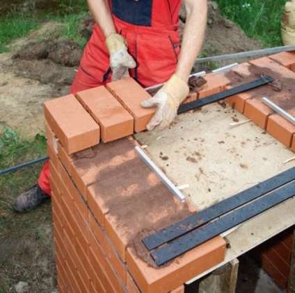 Szabadtéri grill téglából kezüket, hogy a fotó lépésről lépésre