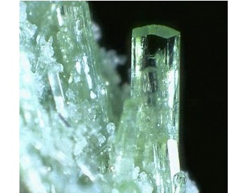 Chrome diopside - Encyclopedia kövek, ékszerek social network (kövek) Chrome diopside - Encyclopedia kövek, ékszerek social network