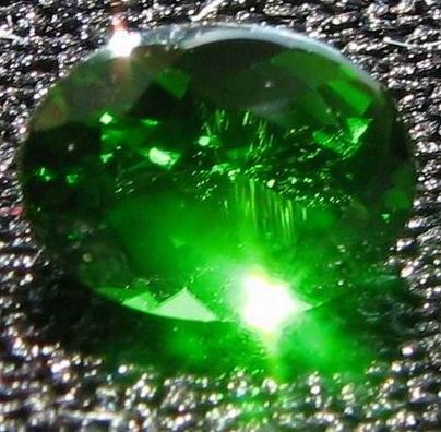 Chrome diopside - Encyclopedia kövek, ékszerek social network (króm-diopside, króm-diopside kő, króm-diopside tulajdonságok, drágakövek, féldrágakő, gyűjthető ásványi anyagok) Chrome diopside - Encyclopedia kövek, ékszerek social network