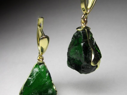 Chrome diopside - mágikus és gyógyító tulajdonságai egyedülálló kő, az ára és jellemzői (diopside kő króm diopside mágikus tulajdonságokkal sibirlit fényképet ár gramm) Chrome diopside - mágikus és gyógyító tulajdonságai egyedülálló kő, az ára és a lehetőséget,