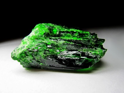 Chrome diopside - mágikus és gyógyító tulajdonságai egyedülálló kő, az ára és a lehetőséget (kő) Chrome diopside - mágikus és gyógyító tulajdonságai egyedülálló kő, az ára és a lehetőséget,