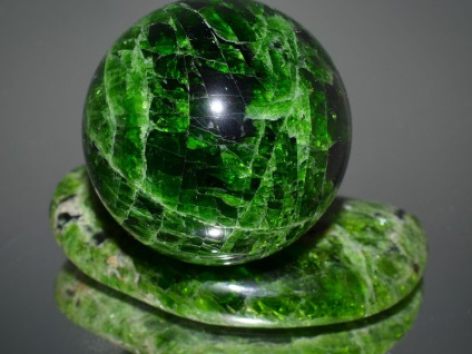 Chrome diopside - mágikus és gyógyító tulajdonságai egyedülálló kő, az ára és a lehetőséget (kő) Chrome diopside - mágikus és gyógyító tulajdonságai egyedülálló kő, az ára és a lehetőséget,