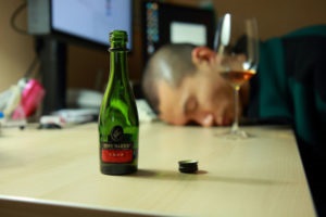 Részeg alkoholizmus jelei és tünetei az alkoholisták, következményei és kezelése a mértéktelen, mit kell tenni, ha (tünetek) Részeg alkoholizmus jelei és tünetei az alkoholisták, következményei és kezelése a mértéktelen, mit kell tennie, ha