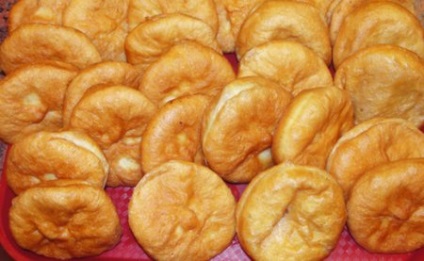 Fried piték - buja süteményt egy serpenyőben (serpenyőben) Fried piték - buja sütemény a serpenyőbe