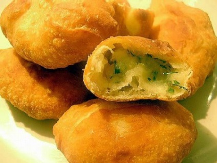 Fried piték - buja süteményt egy serpenyőben (sütés) Fried piték - buja sütemény a serpenyőbe