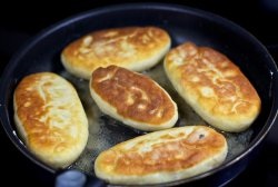 Fried piték - buja süteményt egy serpenyőben (serpenyőben) Fried piték - buja sütemény a serpenyőbe