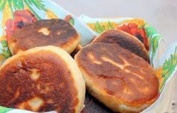 Fried piték - buja süteményt egy serpenyőben (nagy mennyiségű olaj) Fried piték - buja sütemény a serpenyőbe