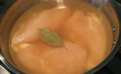 Broth a csirkemellet különösen főzés (emlő) Broth különösen főzés csirke mell