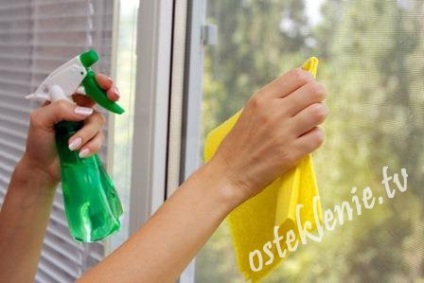 A mosás műanyag ablakok és párkányok
