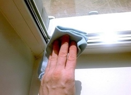 Az átlátszó műanyag ablakpárkány - visszatérés fehérség