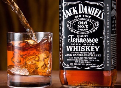 Mi eltér bourbon whiskey, ami jobb ízű, összehasonlítva