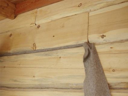Чим закрити щілини в дерев'яному будинку