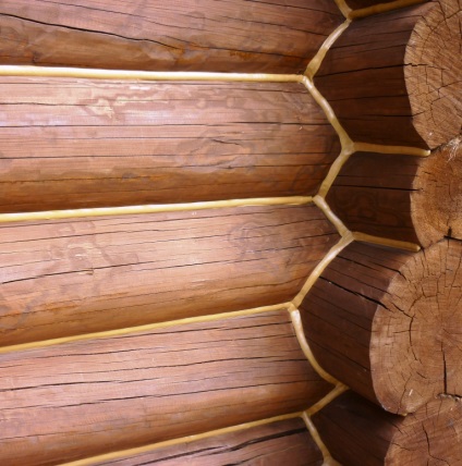 A javított repedések a fából készült ház rönk és fűrészáru