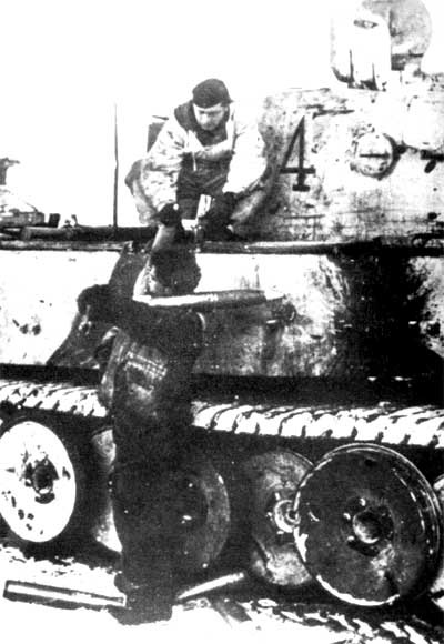 Debütált az első (Tigris tank board szám) Debut elöl