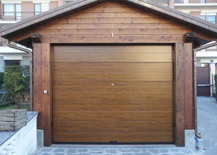 Fából készült kapu a garázsban kezével
