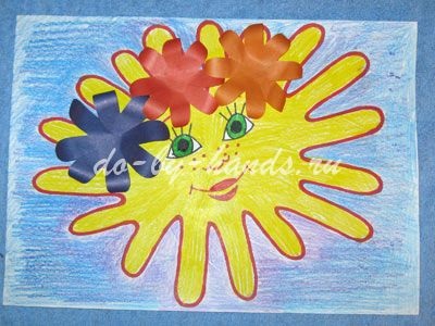 Дитячий малюнок - сонечко - з долоньок з елементами аплікації, вироби з паперу своїми руками