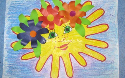 Дитячий малюнок - сонечко - з долоньок з елементами аплікації, вироби з паперу своїми руками