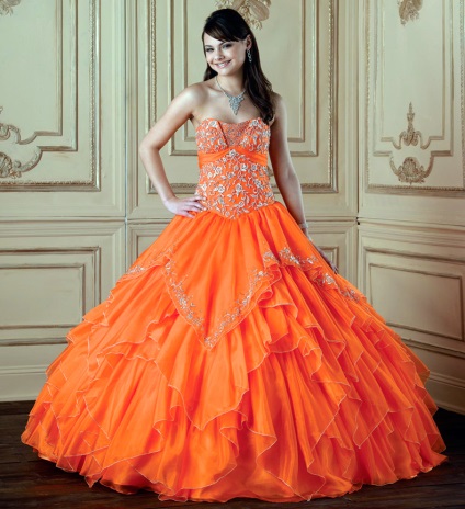 A lány egy esküvői narancssárga ruhában, smink alatt a narancssárga ruha