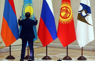 Ex-miniszterelnök Kirgizisztán EurAsEC teszi az ország versenyképesebbé - interjú Tass