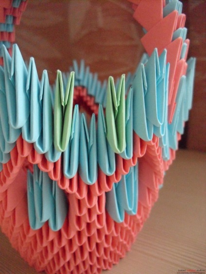 Ez a lépésről lépésre varázsló osztályú használati moduláris origami tanítani, hogyan lehet egy kosár liliom