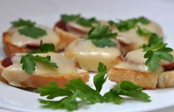 Forró szendvicsek kolbásszal, sajttal receptek hagyma, paradicsom és egyéb összetevők